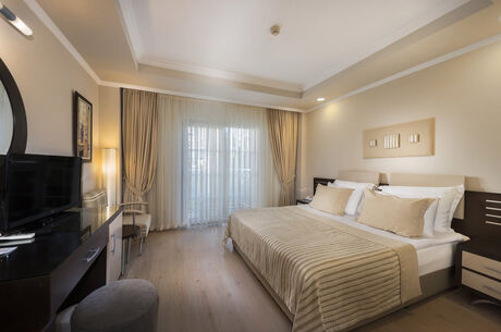 Club Nena / 3 Gece ve 4 Gece Otel Konaklamalı